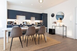 Appartamento Premium | Cucina privata | Frigorifero con congelatore, microonde, forno, piano cottura