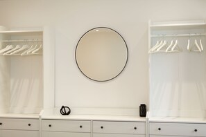 Wardrobe - Central Flats in Cardiff with Parking (Cardiff)