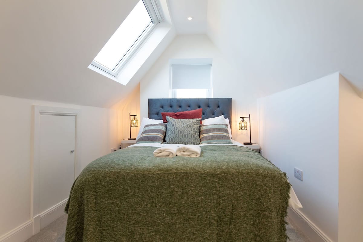 Premium Apartment | 3 bedrooms, iron/ironing board, free WiFi, bed sheets