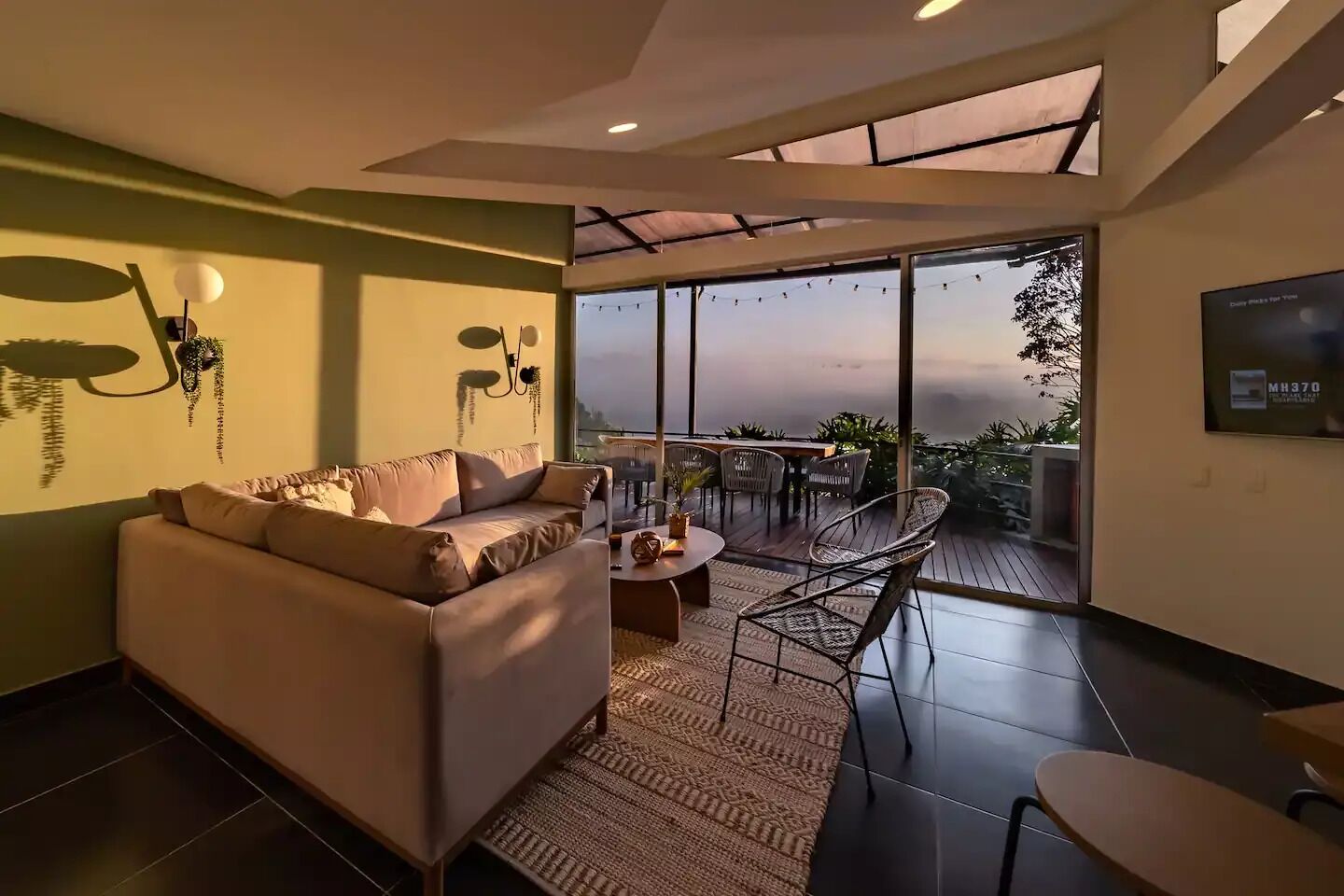 Een smart-tv, een open haard en boeken