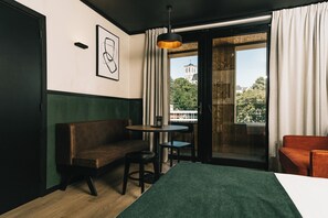 Deluxe Studio with balcony | Living area | 42-inch flat-screen TV with digital channels - Getaway Liège (Liege)