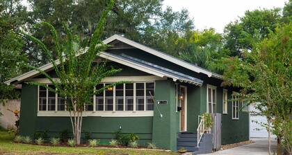 New Listing! - Bungalow on Belmar, 4 Bed Sleeps 6. Walk to Lake Hollingsworth!