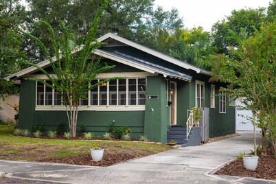 New Listing! - Bungalow on Belmar, 4 Bed Sleeps 6. Walk to Lake Hollingsworth!