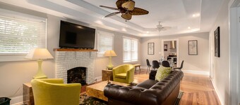 New Listing! - Bungalow on Belmar, 4 Bed Sleeps 6. Walk to Lake Hollingsworth!