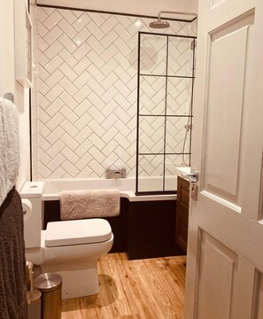 Ferienhaus, Mehrere Betten | Badezimmer