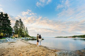 Chaises longues, serviettes de plage