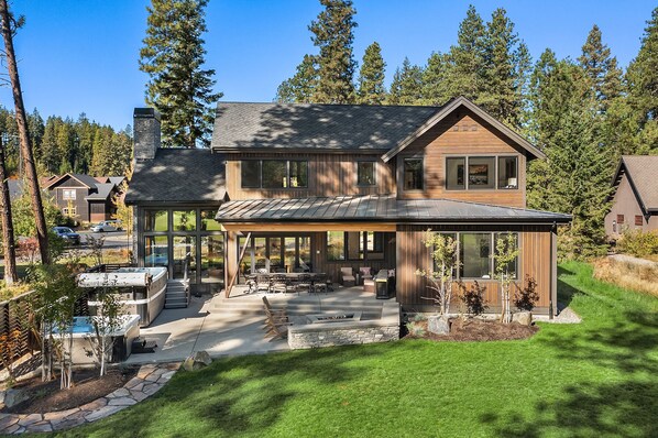 Exterior - Suncadia's #1 6BR/6BA Luxury Retreat! Huge Swim Spa*Hot Tub*Game Room*5 Mstrs (Cle Elum)