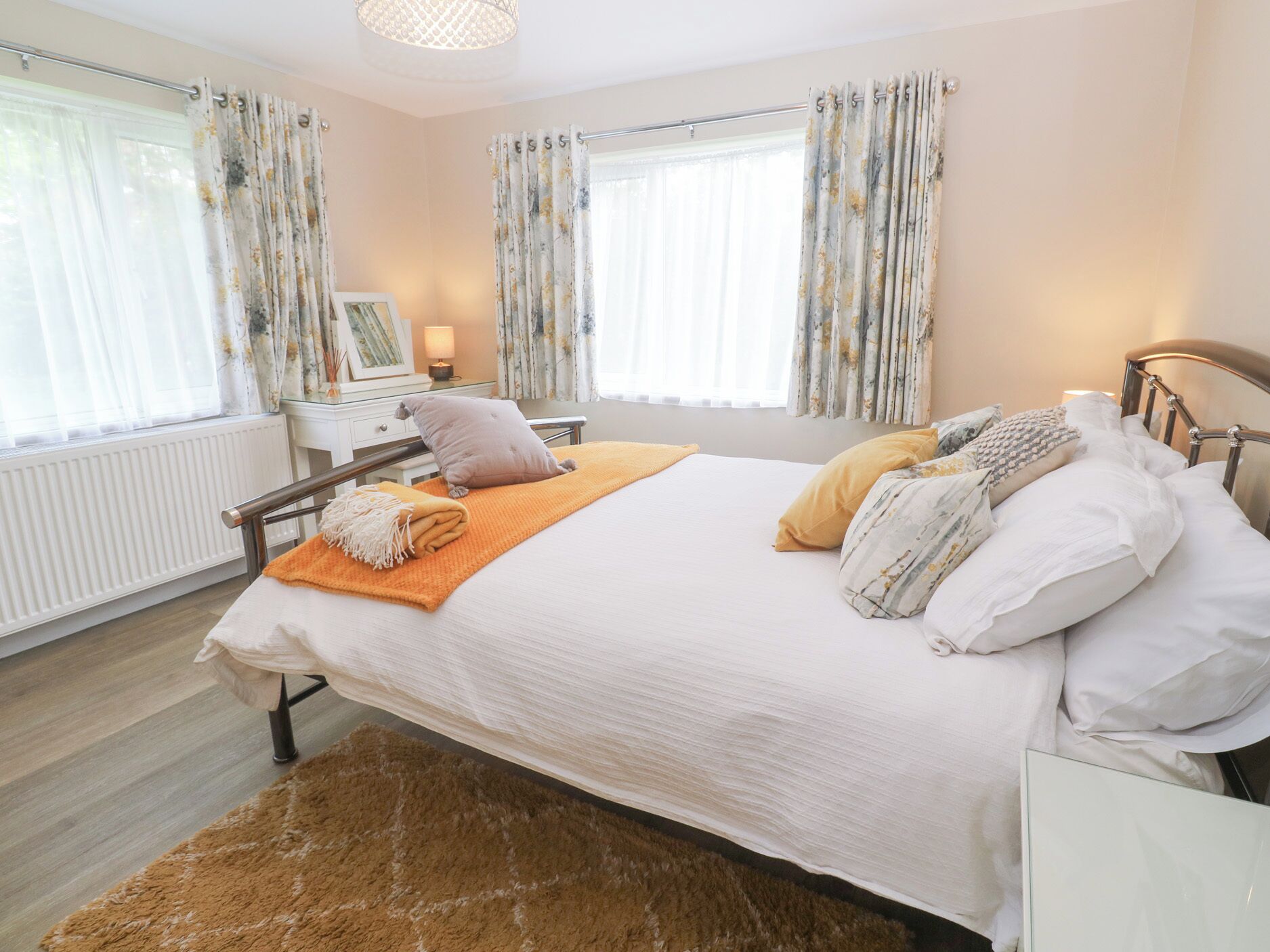1 habitación, decoración personalizada y muebles diferentes 