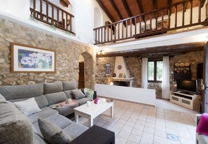 TV, ping pong - Villa Martorellet, Villa near Cala Sant Vicenç and its beaches (Cala Sant Vicenç)