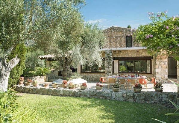 Outdoor dining - Villa Martorellet, Villa near Cala Sant Vicenç and its beaches (Cala Sant Vicenç)