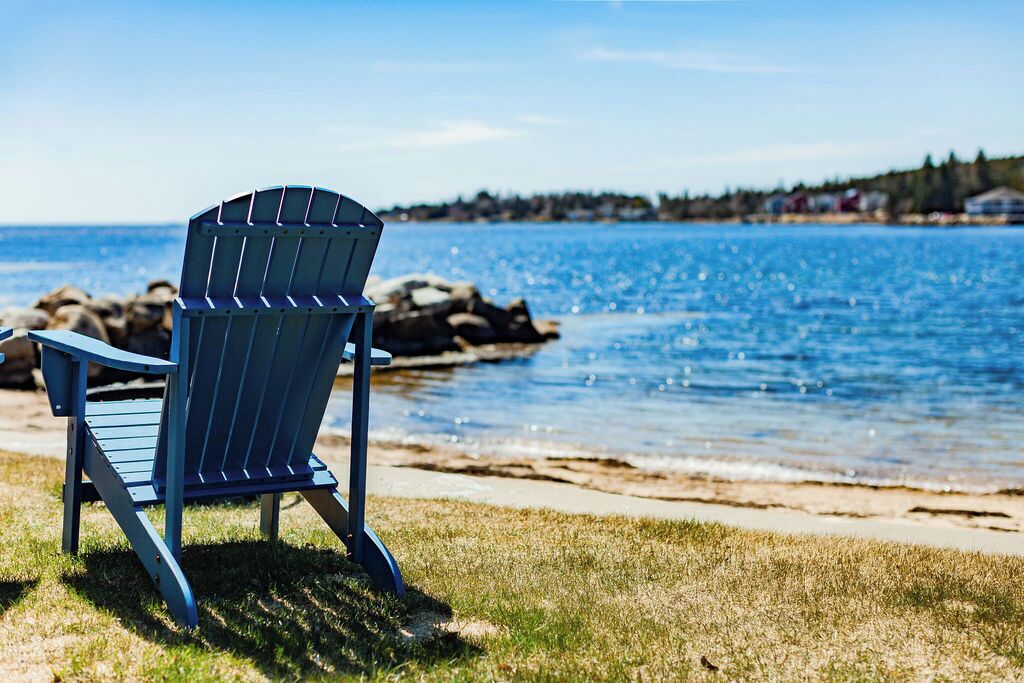 Chaises longues, serviettes de plage