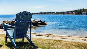 En la playa, camastros y toallas de playa