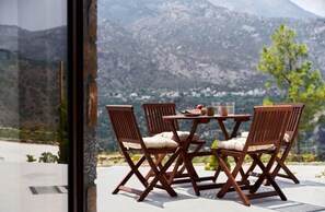 Outdoor dining - Romantische Villa mit Privatsphäre, Grosse Terrasse mit Aussicht (Mithi Ornias)