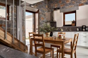 Dining - Romantische Villa mit Privatsphäre, Grosse Terrasse mit Aussicht (Mithi Ornias)