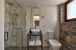 Dusch, hårtork, handdukar och tvål