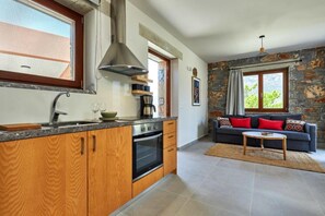 Fridge, oven, stovetop, coffee/tea maker