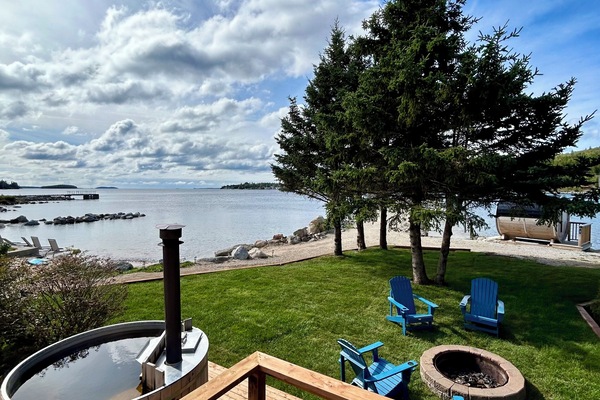 2-Bed, 1-Bath Cottage oceanfront with Private Saltwater, Wood-Fired Hot Tub