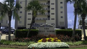 Un immeuble à plusieurs étages appelé « The Gulf Tower », avec une enseigne indiquant l’adresse 1051.