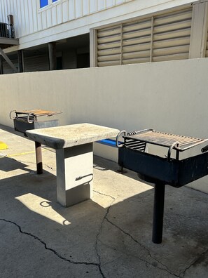 Outdoor dining - Directly on the beach. Gulf Tower 6B is your perfect destination! (Gulf Shores)