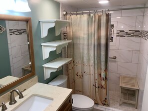 Shower, hair dryer, towels, soap - Directly on the beach. Gulf Tower 6B is your perfect destination! (Gulf Shores)