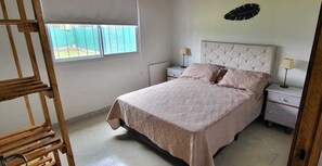 2 عدّة غرف نوم وتجهيزات عازلة للصوت ومكواة/لوح كي وواي فاي مجانًا