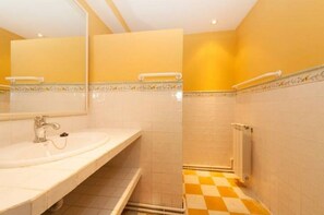 Towels, soap, toilet paper - 3 Habitaciones,3 Baños,en el Centro (Sevilla)