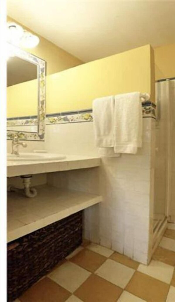 Towels, soap, toilet paper - 3 Habitaciones,3 Baños,en el Centro (Sevilla)