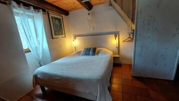 2 bedrooms, iron/ironing board, travel cot, free WiFi