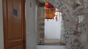 Una escalera con peldaños blancos que lleva a una puerta de madera.