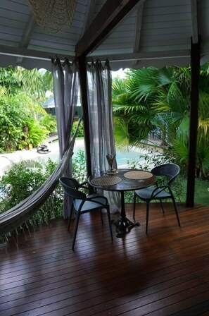 Outdoor dining - Tiki Paradise Lodge, Jardin Tropical, Piscine (Sainte-Anne)