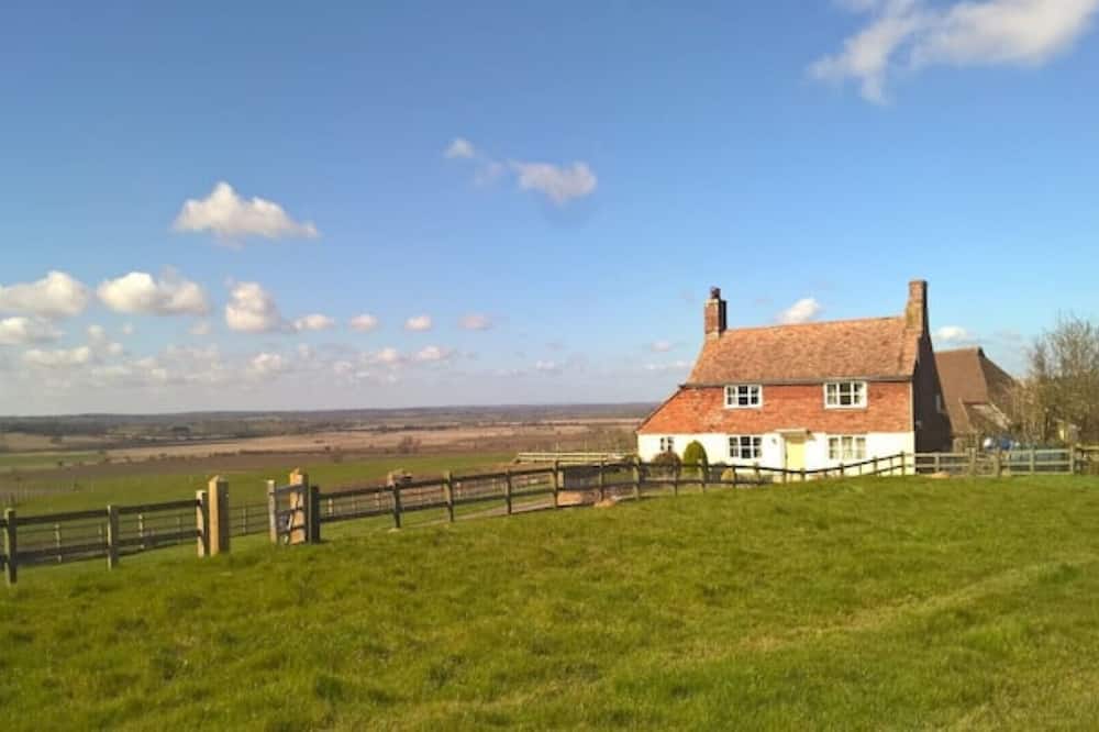 Coldharbour Cottage on a farm with fabulous views