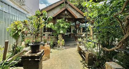 Cozy Nest CNX in the heart of Chiangmai. walking distance train and bus station.