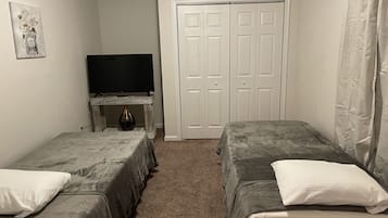 2 bedrooms, iron/ironing board, free WiFi, bed sheets