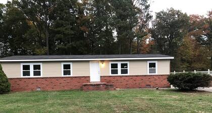 Spacious 2 bedroom duplex located conveniently near Route 50 East and West.