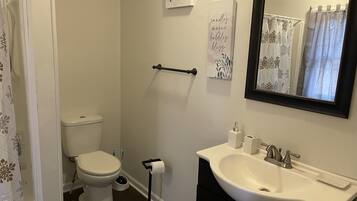 Sèche-cheveux, serviettes fournies, papier toilette