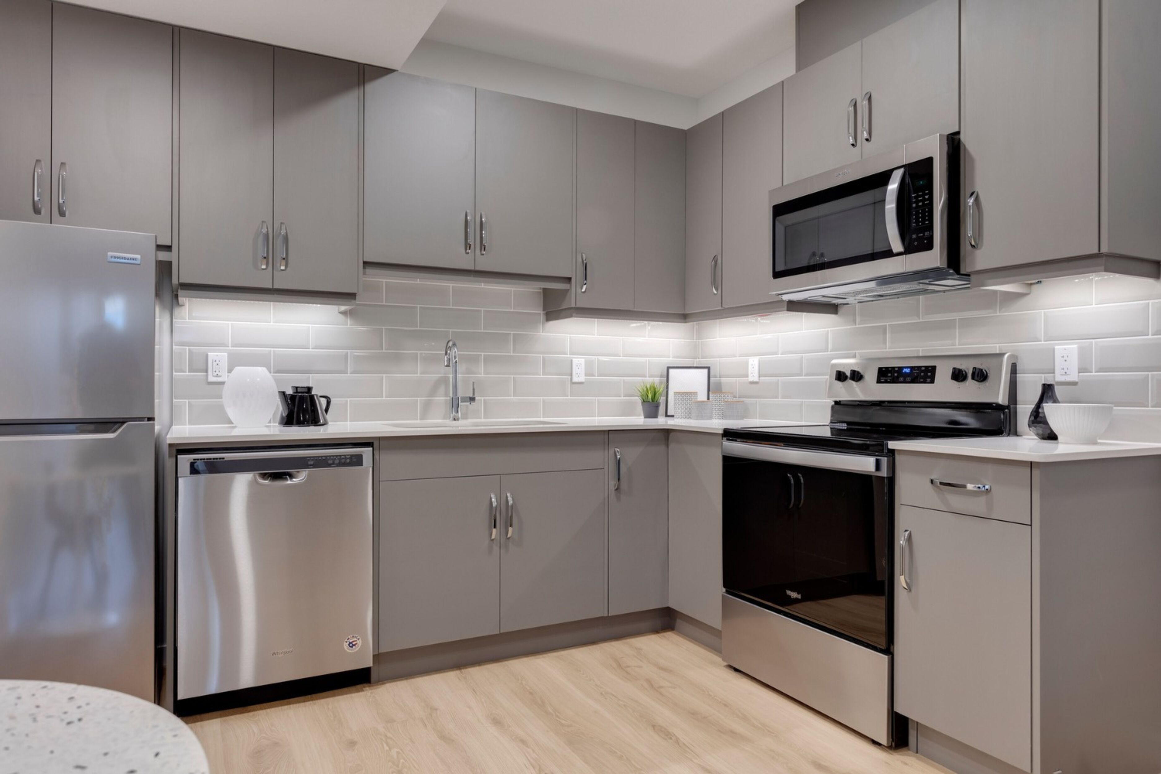 Kylskåp, mikrovågsugn, ugn och spishäll