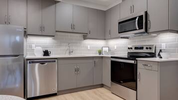 KylskÄp, mikrovÄgsugn, ugn och spishÀll