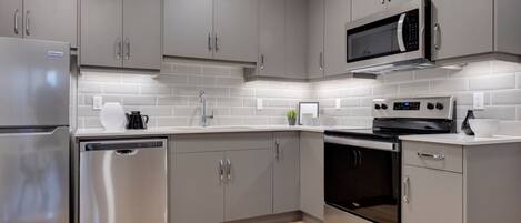 ثلاجة، ميكروويف، فرن، موقد طهي مسطح