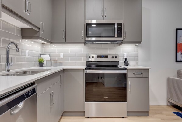 ثلاجة، ميكروويف، فرن، موقد طهي مسطح