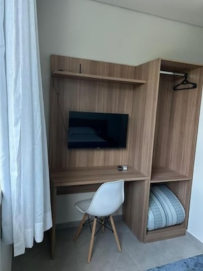 1 bedroom, desk, laptop workspace, free WiFi