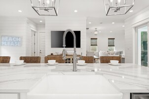 Full-size fridge, microwave, oven, stovetop