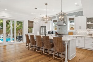 Refrigerador con freezer, microondas, horno, placa de cocina