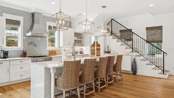 Full-size fridge, microwave, oven, stovetop