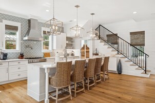 Full-size fridge, microwave, oven, stovetop