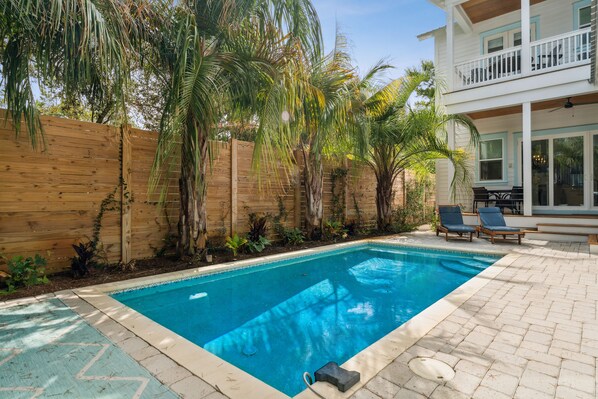 Piscina externa, espreguiçadeiras
