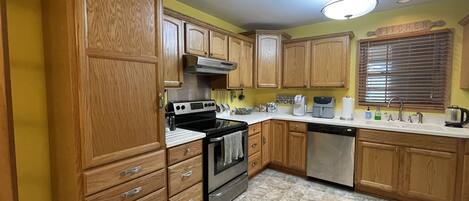 冷蔵庫、電子レンジ、オーブン、コンロ