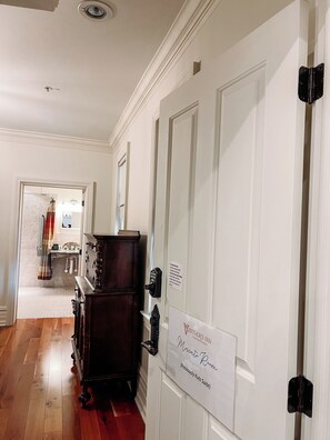 Standard-svíta - 1 meðalstórt tvíbreitt rúm - útsýni yfir port | 1 svefnherbergi, rúmföt af bestu gerð, dúnsængur, straujárn/strauborð