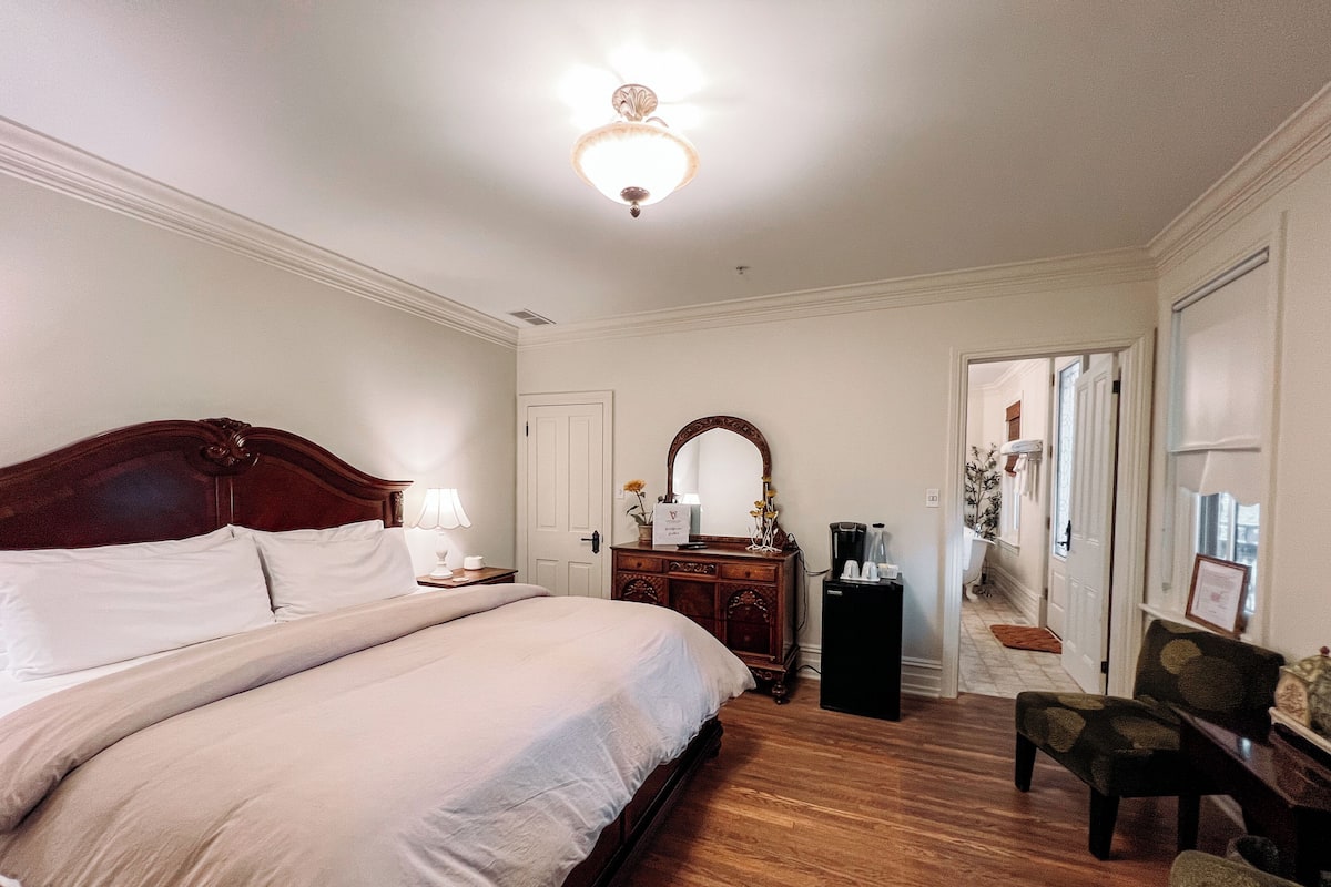 Standaard suite, 1 kingsize bed, balkon | 1 slaapkamer, luxe beddengoed, donzen dekbedden
