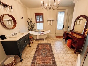 Separat badekar og dusj, dype avslapningsbadekar, hårføner og badekåper