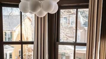 Standard Suite, 1 Queen Bed | In-room dining